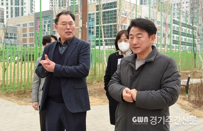  3월 19일 김동근 시장이 고산초등학교 일원에서 아이들의 안전한 통학로를 확보하기 위해 현장점검을 하고 있다.