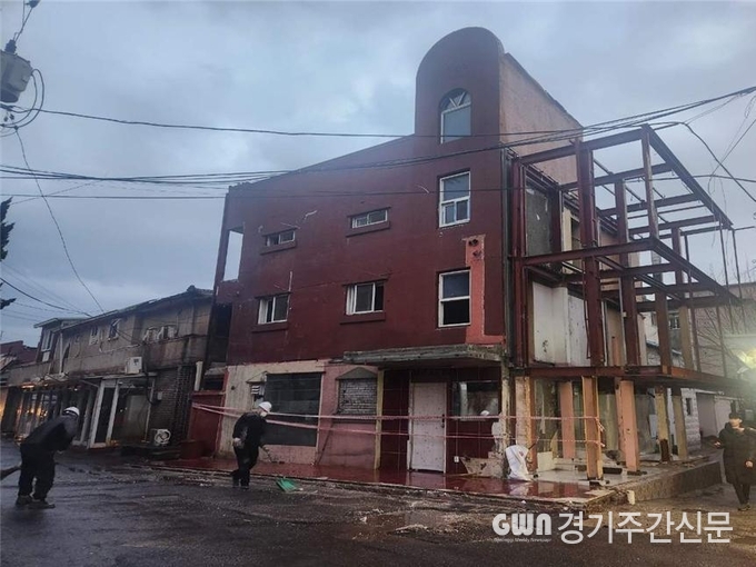 파주시는 지난 18일부터 22일까지 연풍리 성매매 집결지 내 불법건축물에 대해 행정대집행 영장 발부 후 강제 철거하는 행정대집행을 실시했다.<br>