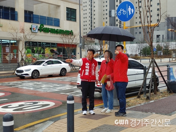  박용호 국민의힘 파주시갑 국회의원 후보가 지난 26일 해오름마을 12단지 휴아림아파트를 방문해 교통체증 문제로 시달리고 있는 입주민들의 민원을 청취했다.