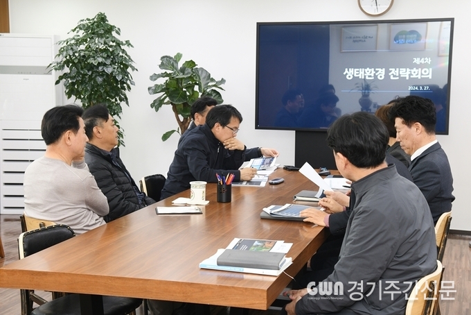  김동근 시장이 3월 27일 시장실에서 ‘제4차 생태환경 전략회의’를 진행하고 있다.