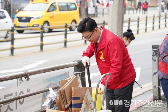  3선에 도전하는 김성원 후보(국민의힘, 동두천·양주·연천을)가 공식 선거운동 첫날인 28일 출정식을 간소화하고 조용한 선거운동에 돌입했다.