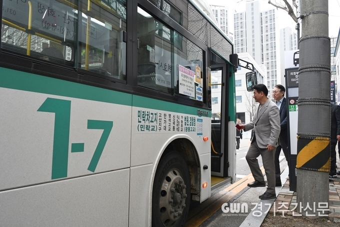  김동근 시장이 3월 28일 최근 노선을 변경한 1-7번 시내버스에 대한 모니터링을 진행하며 하교길 학생들의 목소리를 청취했다.<br>