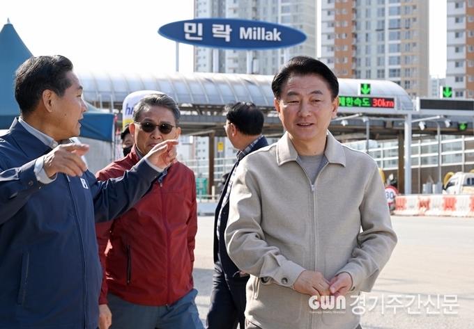  김동근 시장이 민락톨게이트를 방문해 전문가 및 관계공무원들과 회차로 개방 가능 여부를 살피고 있다.