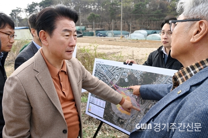  김동근 시장이 4월 5일 ‘민락~고산 연결도로 개설사업’ 현장을 방문해 현황을 파악하고 있다.