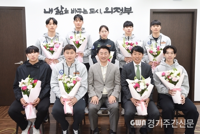  김동근 의정부시장이 4월 8일 시장실에서 시청 직장운동경기부 빙상팀 선수들과 기념사진을 찍고 있다.