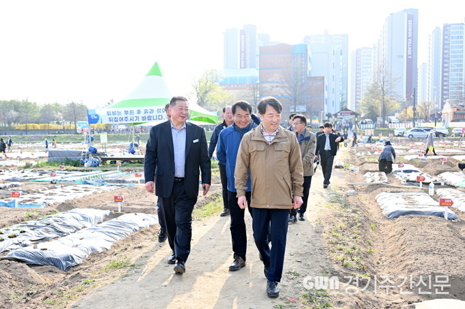  파주시는 11일 금촌동 1017번지에 도시민들이 직접 농작물을 재배할 수 있는 ‘시민주말농장’을 개장했다. <br>