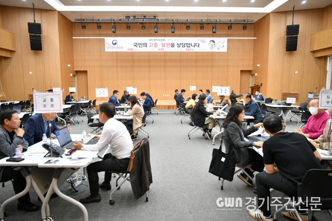  포천시는 지난 17일 포천시청 신관 2층 대강당에서 국민권익위원회와 함께 시민들의 생활 속 고충을 상담하고 처리하는 ‘2024년 4월 달리는 국민신문고’를 성황리에 운영했다.