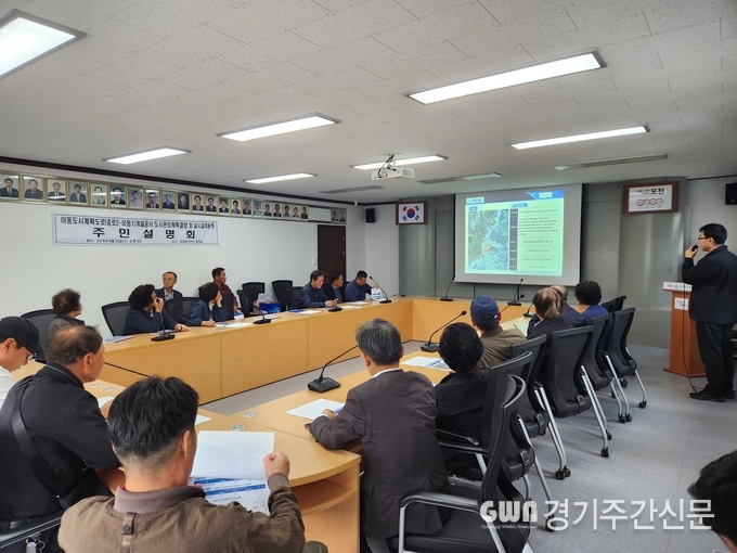  포천시는 지난 24일 이동면 행정복지센터에서 이동초등학교와 이동중학교를 지나는 도시계획도로 1개소에 대한 주민설명회 개최했다.<br>