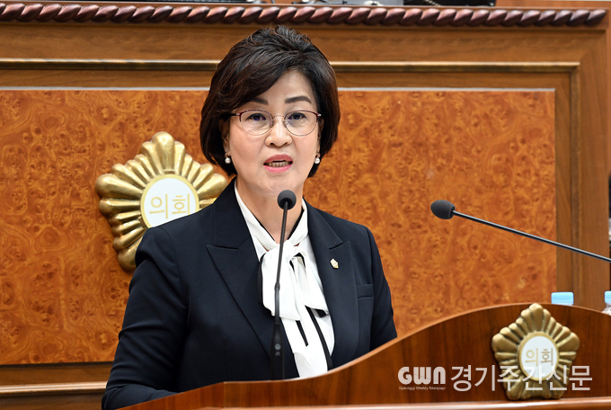 의정부시의회 제329회 임시회에서 정미영 의원이 ‘반려동물과 함께하는 도시행복에 대하여’를 주제로 각각 5분 자유발언을 하고 있다. 