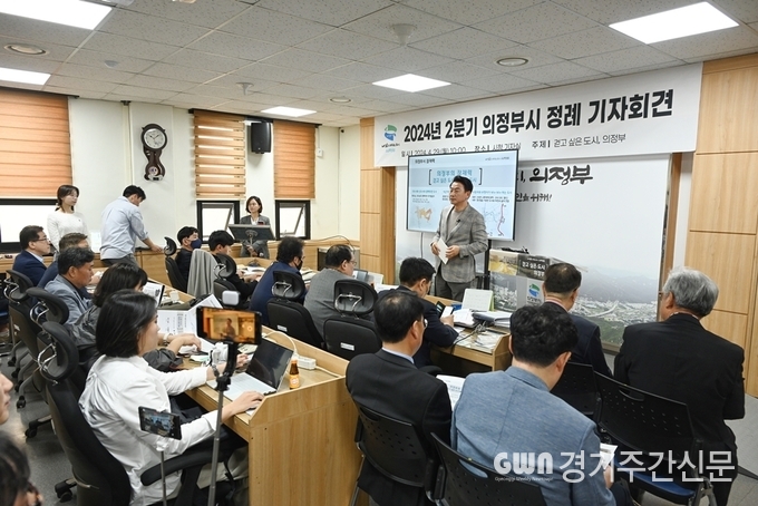  김동근 시장은 4월 29일 시청 기자실에서 정례 기자회견을 열고 ‘걷고 싶은 도시 조성사업’을 통한 성과와 비전을 밝혔다.<br>