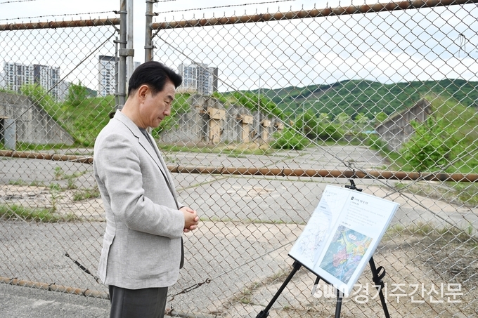  김동근 시장이 5월 7일 주한미군 관계자들과 캠프 스탠리를 방문해 현황을 파악하고 있다.