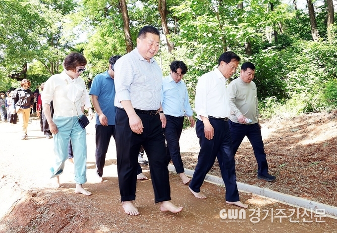  파주시는 운정3동 새암공원에 길이 610m, 폭 1.8m 규모의 ‘맨발걷기 길’을 조성했다. / 사진제공=파주시
