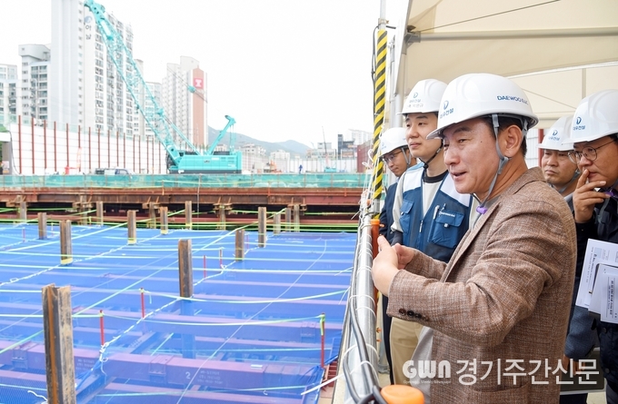  김동근 시장이 5월 20일 관내 아파트 건설공사 현장을 방문해 현황을 파악하고 있다. / 사진제공=의정부시