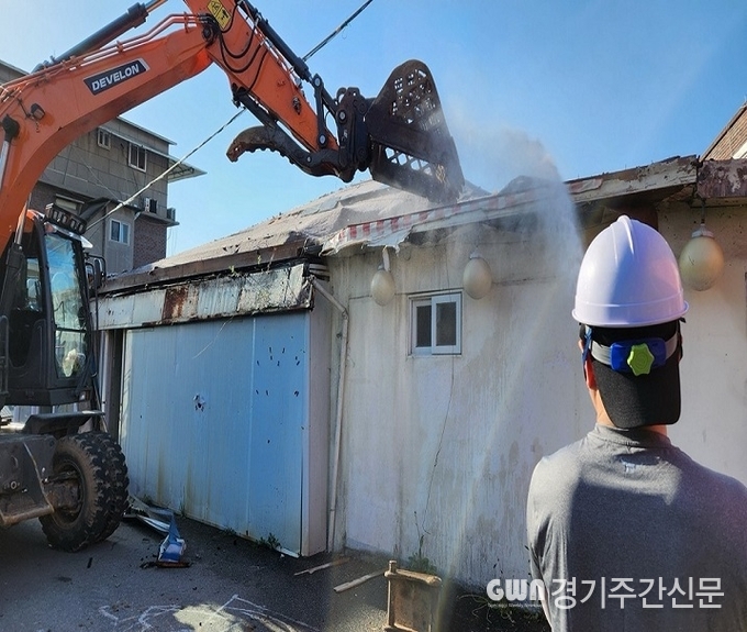  파주시가 성매매집결지 내 불법건축물 행정대집행을 진행 중인 가운데, 지난달 말 한 건물 소유자가 무허가 불법건축물 1개 동에 대해 자진 철거를 완료했다고 밝혔다. / 사진제공=파주시<br>