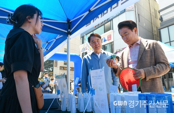 김동근 의정부시장이 5월 23일 행복로에서 열린 ‘2024년 의정부시 중소기업 박람회 및 플리마켓’에 참석해 제품들을 둘러보고 있다./ 사진제공=의정부시