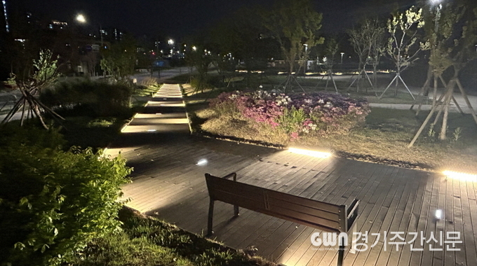  파주시 운정6동이 초롱꽃공원 일대(동패동 2113)에 경관조명 설치를 완료했다고 밝혔다.<br>