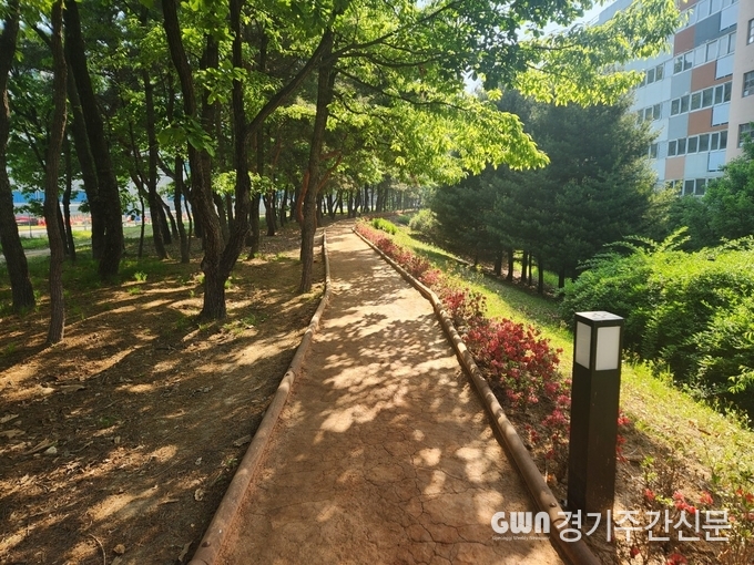  파주시는 역점사업으로 추진 중인 맨발걷기 산책로의 체계적인 조성과 관리를 위해 관련 지침을 만들어 실과소와 읍면동 행정복지센터에 배포했다.