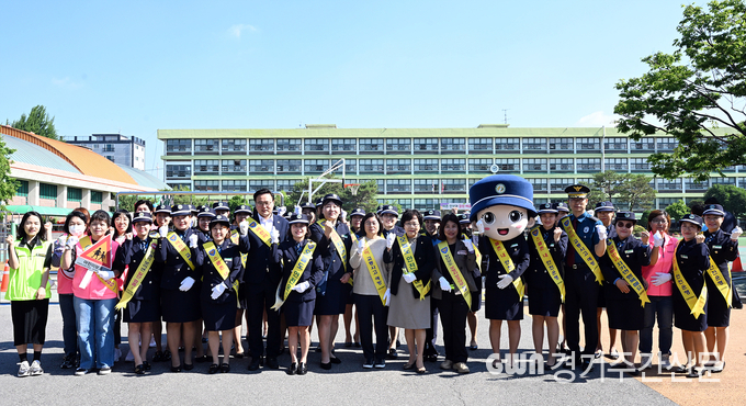  의정부시의회(의장 최정희)는 어린이 교통사고 예방 및 안전한 등하굣길 조성을 위하여 5월 31일‘어린이 교통 안전 캠페인’에 동참했다. /사진=의정부시의회제공