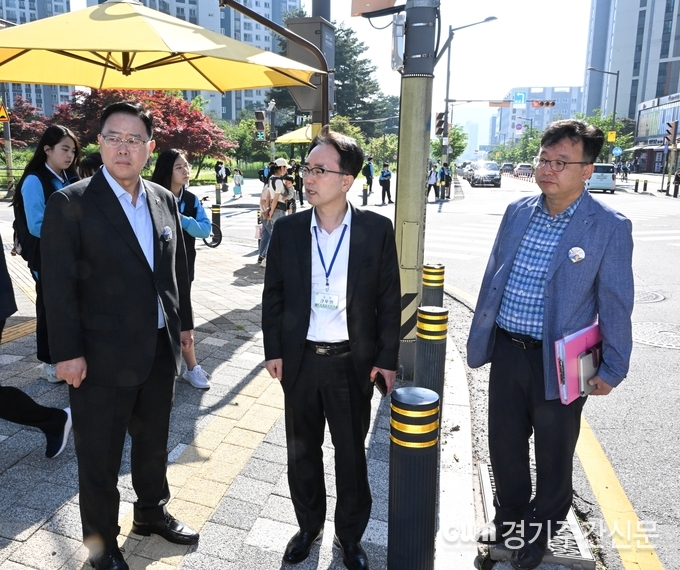  강수현 양주시장이 김우현 옥정초 교장과 옥정초 통학로 및 학교주변의 신호등과 횡단보도 등 교통시설과 스쿨존 내 어린이 보호 안전시설물을 점검하며 이야기하고 있다. / 사진=양주시제공