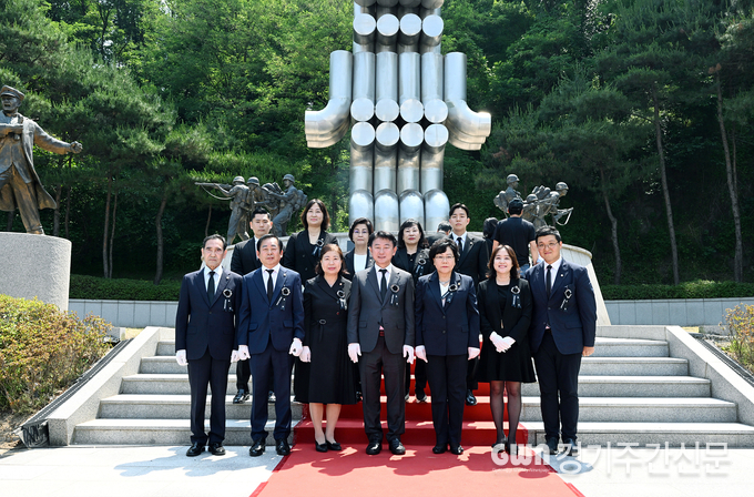  의정부시의회(의장 최정희)가 6일 제69회 현충일을 맞아 자일동에 위치한 협충탑 광장에서 열린 추념식에 참석했다. / 사진=의정부시의회 제공<br>