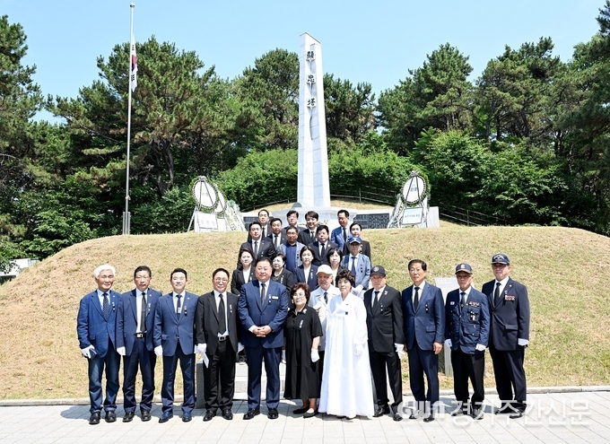  파주시는 나라와 겨레를 위하여 목숨을 바친 호국영령의 명복을 빌고 순국선열 및 전몰장병의 희생과 호국정신을 기리는 ‘제69회 현충일 추념식’을 6일 오전 10시 파주시 현충탑에서 엄수했다. / 사진=파주시 제공<br>