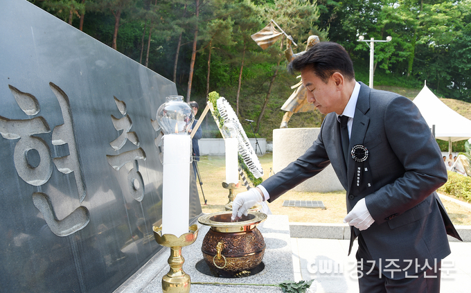  김동근 의정부시장이 6월 6일 현충일 추념식에서 헌화 및 분향을 하고 있다. / 사진=의정부시제공