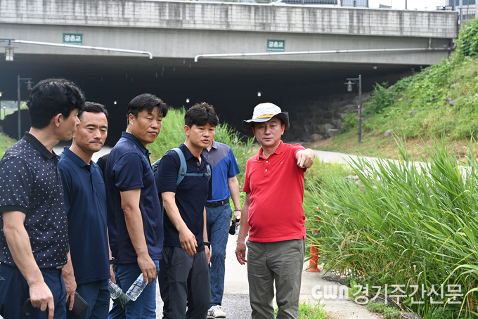  의정부시는 6월 15일 걷고 싶은 생태도시 조성을 위해 김동근 시장과 녹지산림과장, 생태하천과장 등 7개 부서장과 직원 10명이 부용천, 민락천, 귀락천 트래킹 7.7㎞ 구간을 걸으며 현장 토론을 진행했다고 밝혔다. / 사진=의정부시제공
