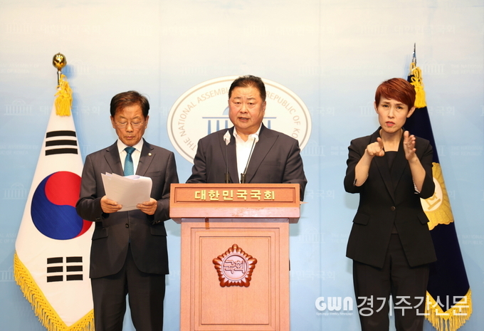  김경일 파주시장이 20일 오후 국회 소통관에서 기자회견을 열어 북한의 오물풍선 도발에 맞선 민간단체들의 대북전단 살포로 인해 군사적 긴장이 높아지면서 접경지역 주민들의 생업과 안전이 위협받고 있다고 호소하며 국회와 정부를 향해 신속한 대책 마련을 촉구했다. / 사진=파주시제공