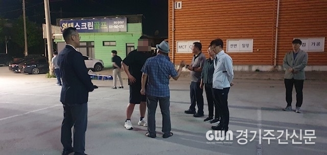  김경일 파주시장이 지난 20일 밤 탈북민단체 자유북한운동연합이 파주 일원에서 대북전단을 살포하는 현장을 직접 찾아 전단살포 금지를 요구하며 강력히 항의한 끝에 추가적인 전단살포를 막아냈다고 21일 파주시가 밝혔다. / 사진=파주시제공