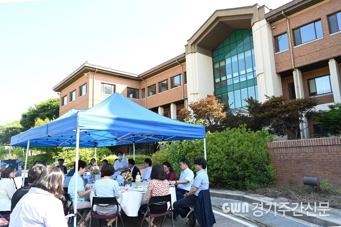  의정부시는 6월 25일 민선 8기 3년차 도약과 캠프 레드클라우드(CRC)의 역사적 가치 보존, 의정부시 발전 방향, 안전도시로의 흥선동을 만들기 위한 ‘흥선권역 시장티타임’을 개최했다. / 사진=의정부시제공<br>