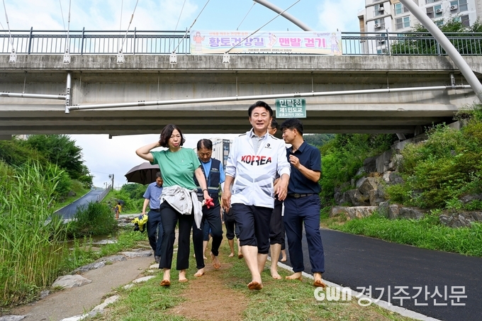  김동근 의정부시장이 7월 5일 민락천 황토길을 걸으며 시민들과 소통하고 있다.