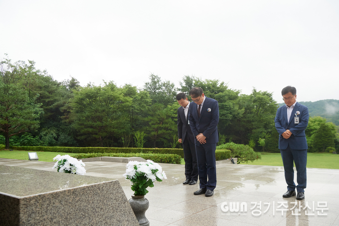  제19대 김정민 신임 부시장이 현충탑 참배를 하고 있다. / 사진=양주시제공