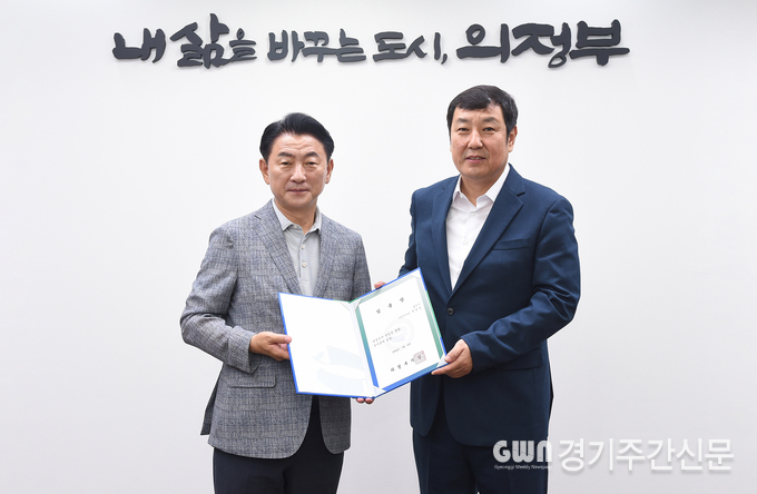  박성남 부시장(사진 오른쪽)이 7월 8일 김동근 시장으로부터 임용장을 받은 뒤 함께 기념사진을 찍고 있다. / 사진=의정부시제공