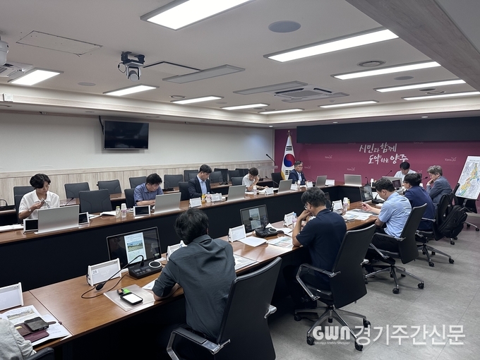  양주시가 LH 양주사업본부(본부장 주양규)와 함께 회천신도시 택지 개발 지구 내 도로시설물의 인수인계와 관련한 사전 업무협의를 진행하고 원활한 도로시설물 관리 운영을 위한 준비를 끝마쳤다고 11일 밝혔다. / 사진=양주시제공