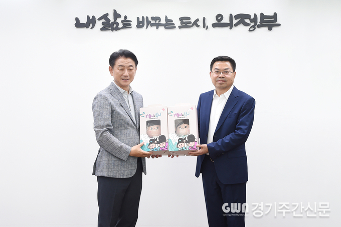 김동근 시장이 스이(史燚) 난충시 당위원회 통전부장에게 의정부시 마스코트 인형을 전달한 뒤 함께 기념사진을 찍고 있다. / 사진=의정부시제공