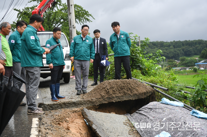  경기북부 전역에 강한 비가 쏟아지며 호우 특보 발효가 연일 이어지는 와중 양주시에서도 도로 침수 등 피해 신고가 곳곳에서 접수되고 있다. / 사진=양주시제공<br>
