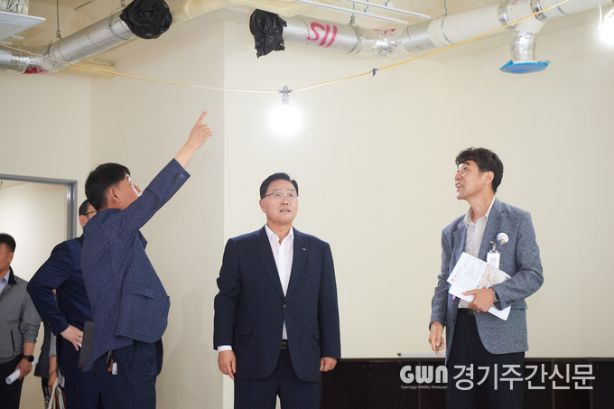  강수현 양주시장이 23일 오전 김정민 부시장 및 간부 공무원 등 20여 명과 함께 오는 8월 준공을 앞둔 ‘양주 덕정 상권거점 커뮤니티센터’ 공사 현장에 방문하고 건립 현황을 파악했다. / 사진=양주시제공