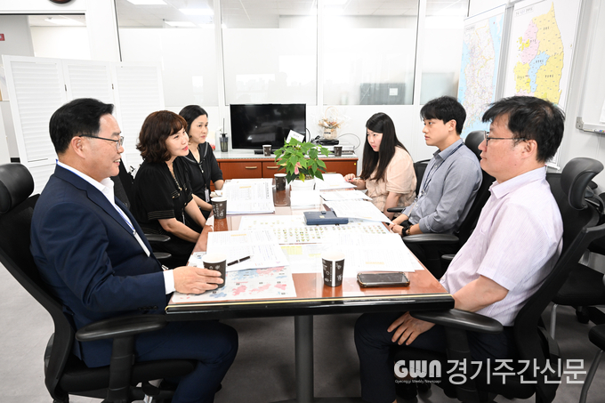 강수현 양주시장이 25일 오후 ‘행정안전부 자치분권제도과’를 방문해 시의 기준 인력 증원과 기준 인건비 증액을 건의했다. / 사진=양주시제공