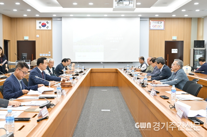  포천시는 지난 26일 포천시청 2층 시정회의실에서 2024년 제2회 포천 시사편찬위원회를 개최했다. / 사진=포천시제공<br>