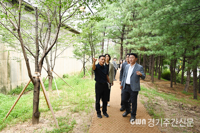  의정부시는 용현산업단지 인근 녹지에 주민들을 위한 힐링쉼터 역할을 할 산책길 조성을 마쳤다고 7월 31일 밝혔다. / 사진=의정부시제공