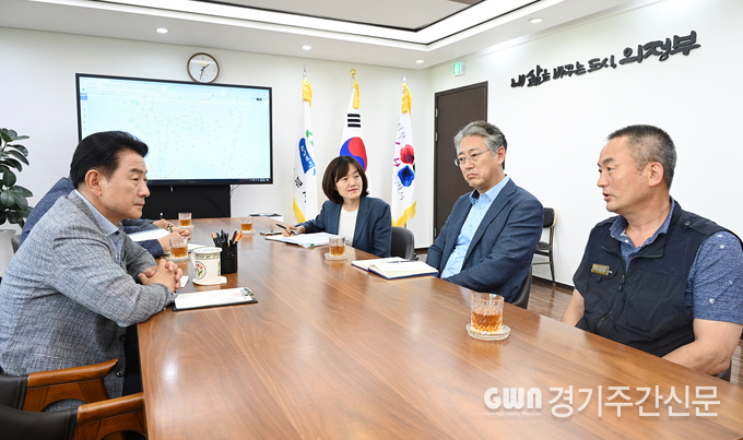  김동근 의정부시장이 운수업체 관계자들과 서울 106번 버스의 폐선과 106-1번 대체노선 신설에 대해 논의하고 있다. / 사진=의정부시제공
