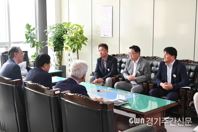  강수현 양주시장이 9일 오후 서울 704번 시내버스 노선단축에 따른 대체노선의 조속한 준비 및 운행을 위해 ㈜진명여객을 방문해 임원진과 면담했다고 밝혔다. / 사진=양주시제공