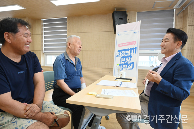  김동근 의정부시장이 8월 16일 의정부1동 주민센터에서‘현장시장실’을 열고 시민들과 만나 소통하는 시간을 가졌다. / 사진=의정부시제공<br>