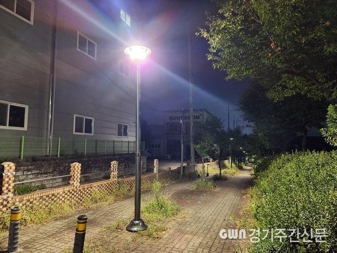  의정부시는 야간 보행환경 개선을 위해 보행자 전용도로의 노후 도로조명시설을 발광 다이오드(LED)로 교체하는 등 밝기를 개선했다고 21일 밝혔다. / 사진=의정부시제공<br>