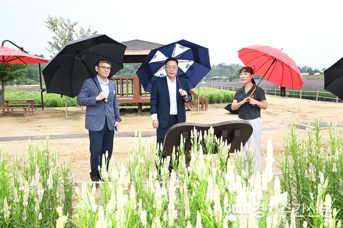  강수현 양주시장이 나리농원 현장을 둘러보고 있다. / 사진=양주시제공