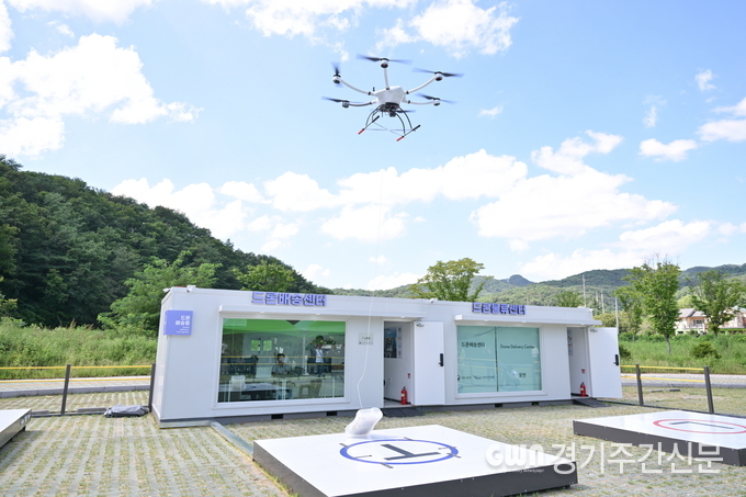  포천시가 이달부터 경기도 유일의 드론특별자유화구역을 활용한 드론 배송 상용화 서비스를 시작했다. / 사진=포천시제공