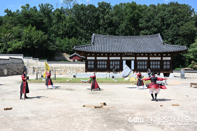  양주시가 지난 8월 31일 양주관아지 활성화 프로그램 ‘주말 IN 양주관아지’의 첫 번째 프로그램 ‘수문장 수위의식&조선총잡이’를 개최했다고 밝혔다. / 사진=양주시제공