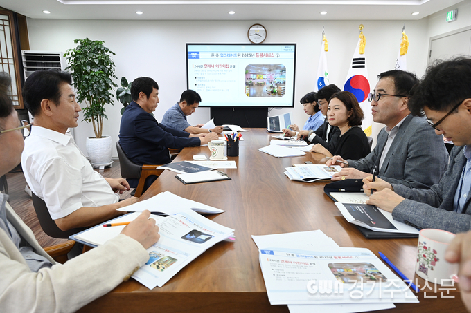  김동근 의정부시장이 9월 5일 시장실에서 의정부시 인구 분석 및 정책방향에 대한 ‘제2회 복지정책 전략회의’를 진행하고 있다. / 사진=의정부시