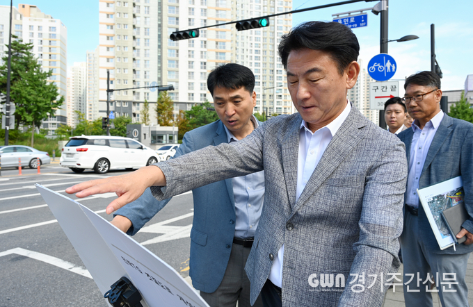  김동근 의정부시장이 최근 민락‧고산지구 주민들의 교통불편을 해소하고자 현장점검을 진행하고 있다. / 사진=의정부시제공