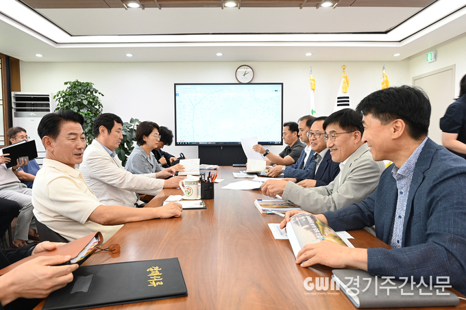  김동근 의정부시장이 11일 시장실에서 ‘제3차 걷고 싶은 도시 전략회의’를 진행하고 있다. / 사진=의정부시